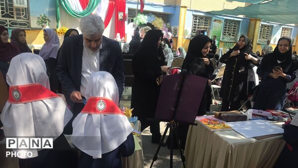 آیین جشن شکوفه‌ها و نواختن زنگ مهر و ایثار در دبستان دخترانه فرهنگیان