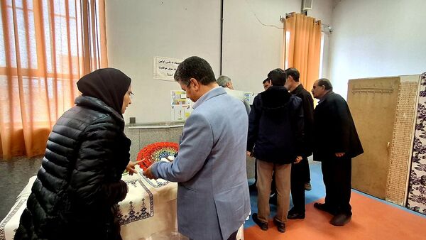 بازدید مسئولان و دانش‌آموزان از نمایشگاه دستاوردهای هنرستان بنت‌الهدی صدر