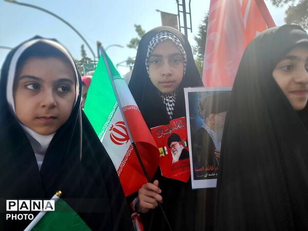 حماسه سرود 1000نفری دانش‌آموزان ناحیه ۴ کرج در بزرگداشت رهبر شهید