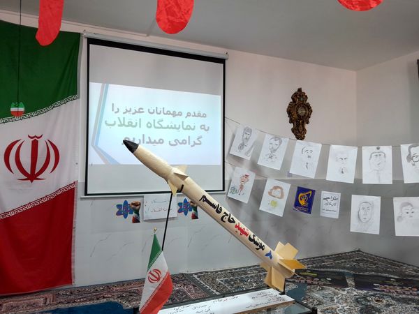 نمایشگاه انقلاب  در آموزشگاه تکتم