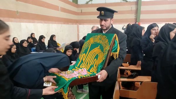 استقبال دانش‌آموزان بیرجندی از خادمان حرم امام رضا(ع)