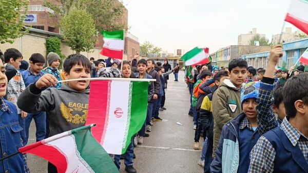 شادی دانش آموزان دبستان سعدی یک در تحقق وعده صادق تنبیه اسرائیل