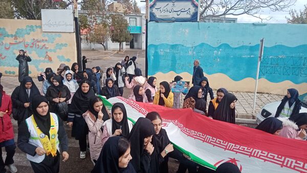 دانش‌آموزان شهر گرماب در راهپیمایی 13 آبان