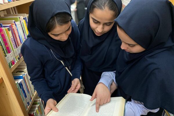 دانش‌آموزان دبیرستان نگین‌دانش ورامین میهمان کتابخانه رازی شدند