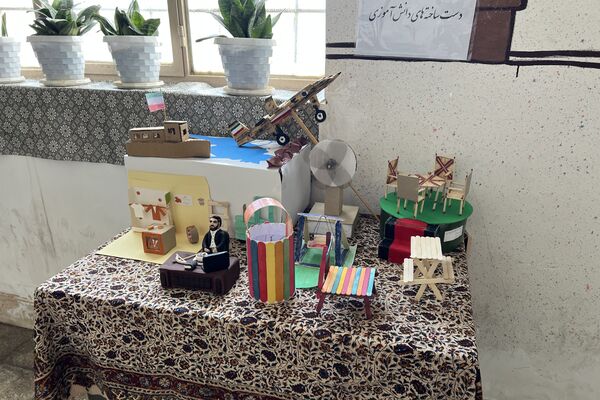 نمایشگاه دانش‌آموزان دبستان دانش آباده به‌مناسبت هفته ماها