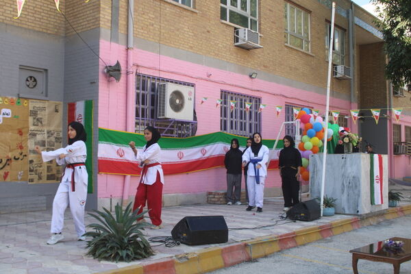 جشن دهه فجر انقلاب اسلامی در دبیرستان رضوان شهرستان بوشهر