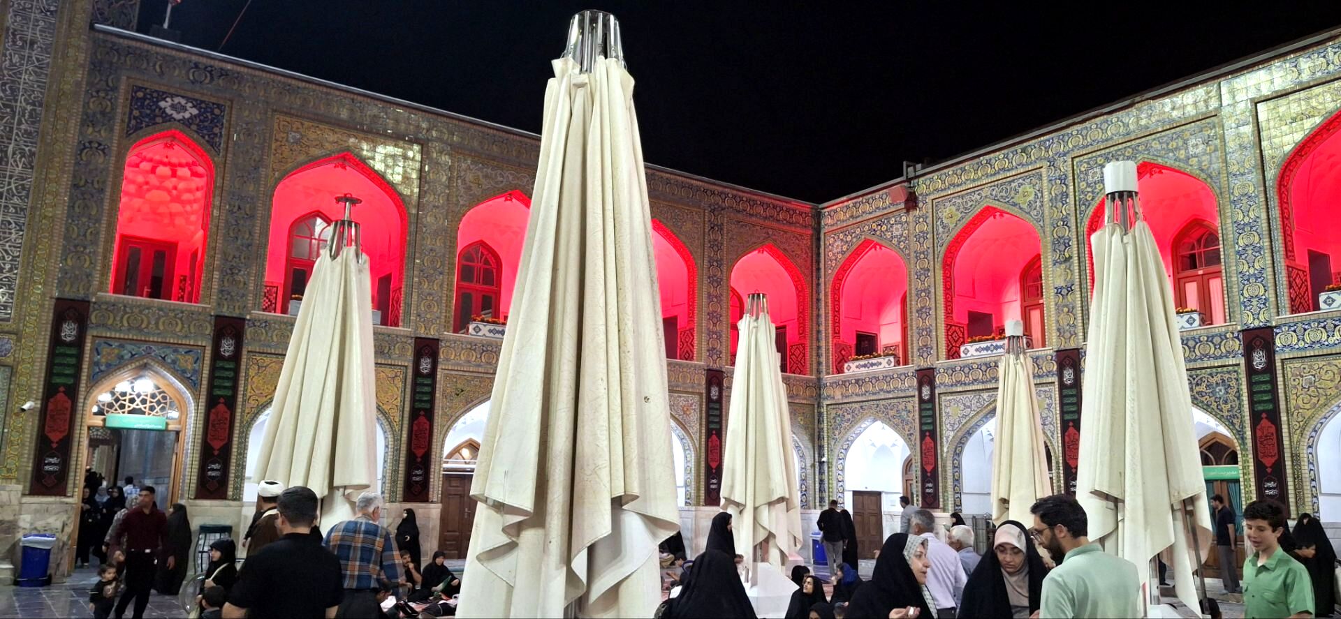 حرم امام رضا(ع) سیاه پوش عزای حسین‌(ع) شد