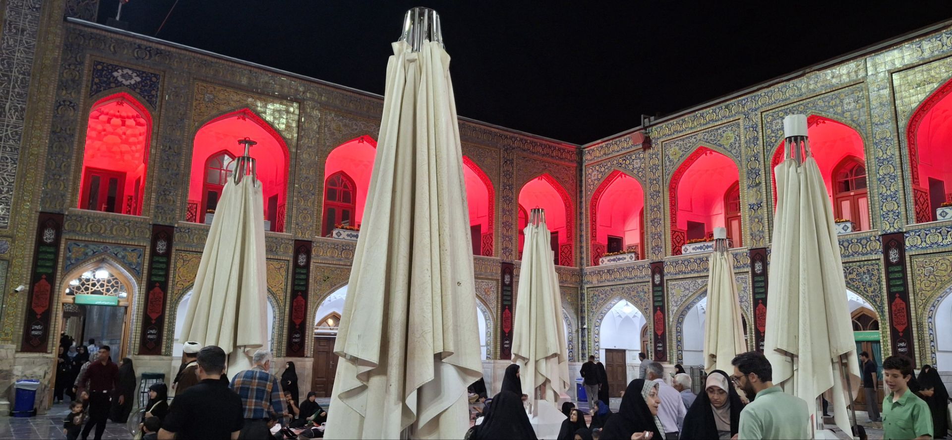 حرم امام رضا(ع) سیاه پوش عزای حسین‌(ع) شد