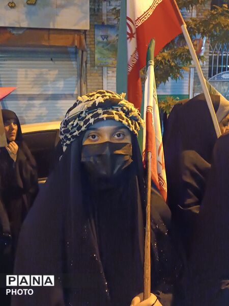 حضوری شبانه با پرچم پرافتخار ایران