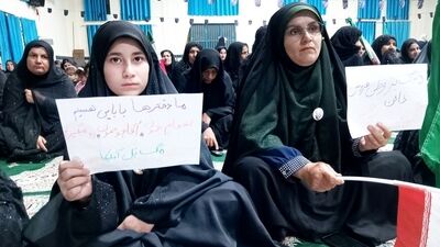 مردمی که در شب یاد قائد امت به میدان عاشقانه آمدند