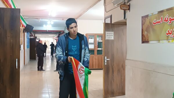 آماده‌سازی فضای دبیرستان شاهد ابوذر برای جشن‌های دهه فجر 