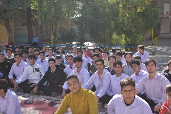 جشن روز دانش‌آموز در دبیرستان امام خمینی (ره) با حضور مسئولان، ورزشکاران و هنرمندان برگزار شد