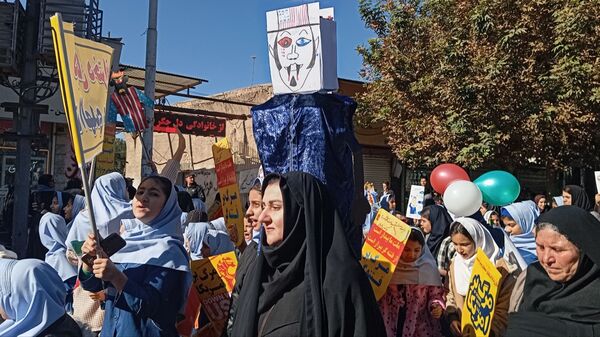 حضور پرشور دانش‌آموزان در راهپیمایی روز ۱۳ آبان