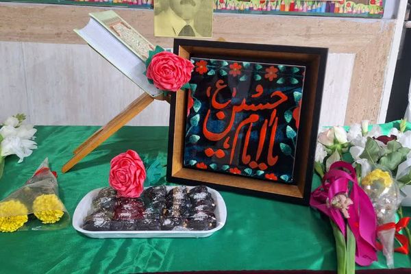 پرچم متبرک امام حسین(ع) میهمان دانش‌آموزان مدرسه زنده‌یاد قمصری