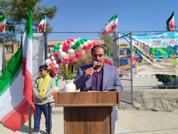 افتتاح چمن مصنوعی دبیرستان نمونه دولتی دانش کاشمر 