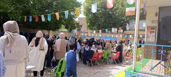 برپایی بازارچه کسب و کار در دبستان غیردولتی مهرو ماه آشخانه 