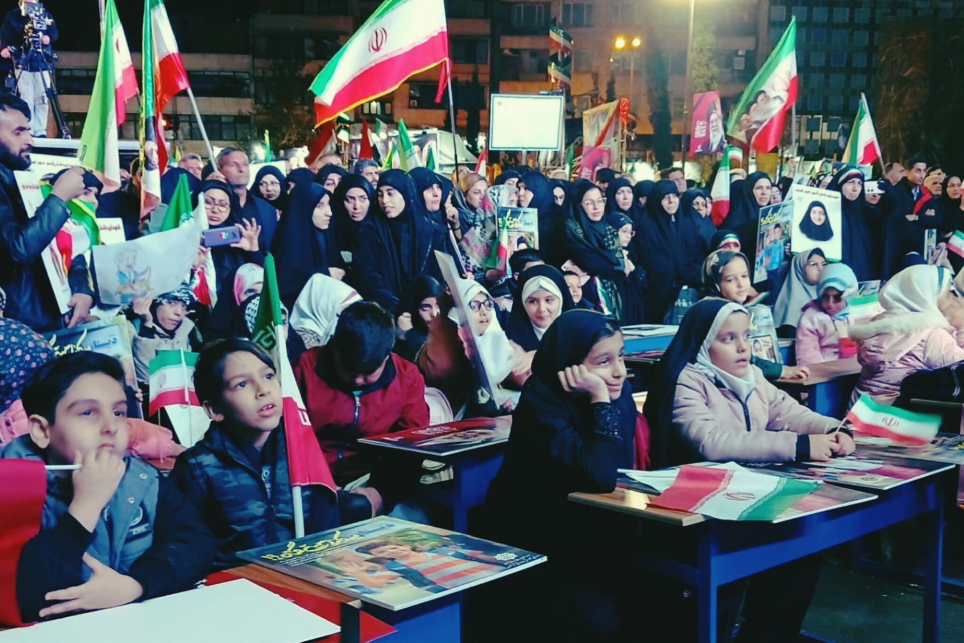 یادمان اشک ها در میدان انقلاب؛ اربعین دانش آموزان شهید میناب و تهران