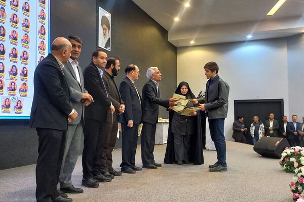 تقدیر از رتبه‌های برتر کنکور در اداره آموزش‌و‌پرورش شهرستان اسلامشهر 