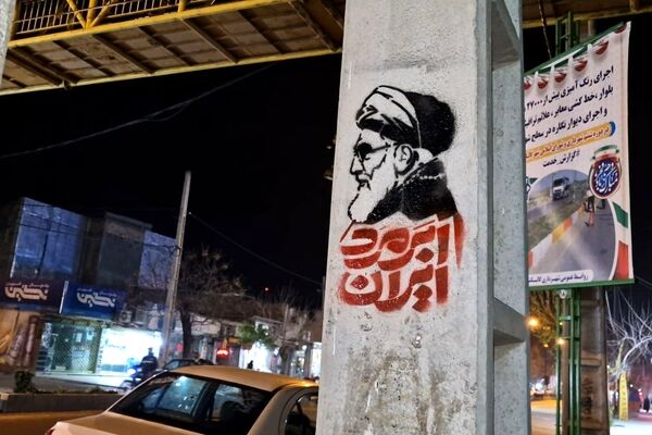تجلی عشق و ارادت بر دیوارهای شهر تمثال رهبری زینت‌بخش سیمای گالیکش شد