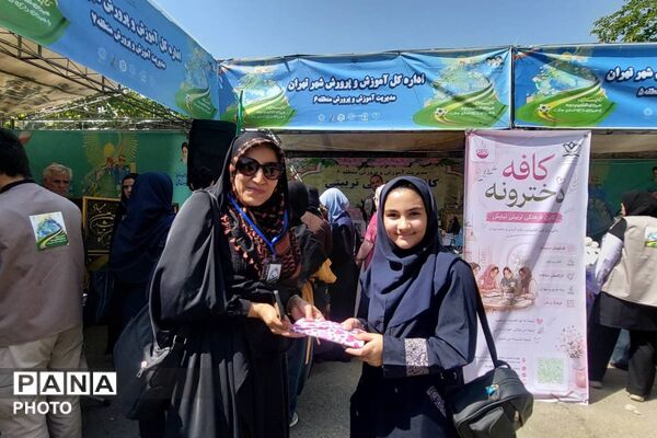 تقدیر از دانش‌آموزان برگزیده پویش‌های کانون نیایش منطقه ۶ در آیین افتتاحیه پایگاه‌های تابستانی