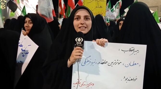 معلم چراغ علم را در دل دانش آموزان می افروزد