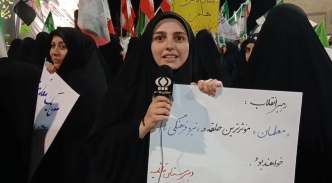 معلم چراغ علم را در دل دانش آموزان می افروزد