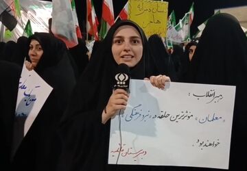 معلم چراغ علم را در دل دانش آموزان می افروزد
