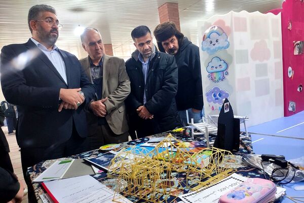 درخشش خلاقیت دانش آموزان قدسی در نمایشگاه دستاوردهای فناورانه و پژوهشی