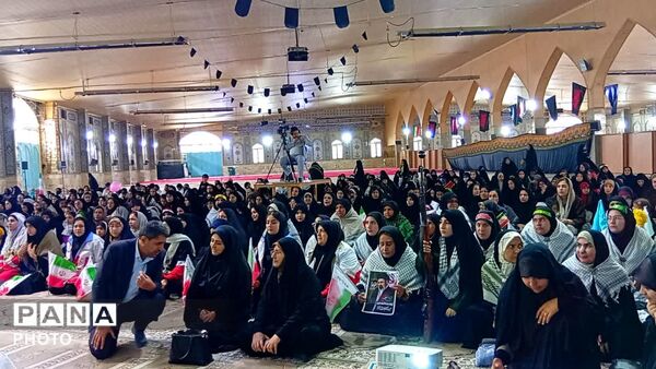 اجتماع بزرگ دختران جان فدای ایران وزنجیره دختران شقایق های دنا 
