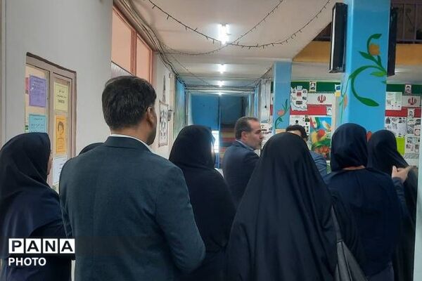 بازدید مدیر آموزش و پرورش ناحیه دو شهرری از دبستان شهید چمران