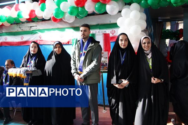 هم‌سرایی هزار نفری دانش‌آموزان یاور انقلاب در اسلامشهر