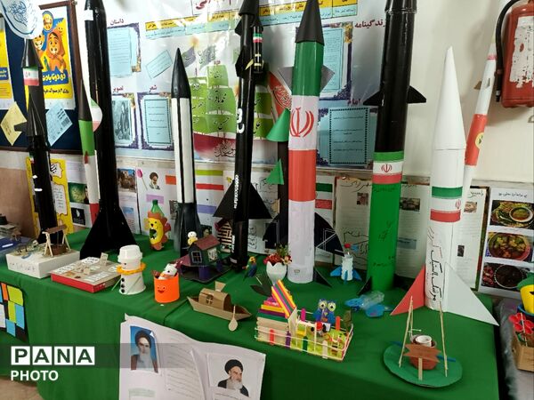 دبستان معراج منطقه ۱۰ تهران میزبان زائران مراسم تشییع رهبر شهید 
