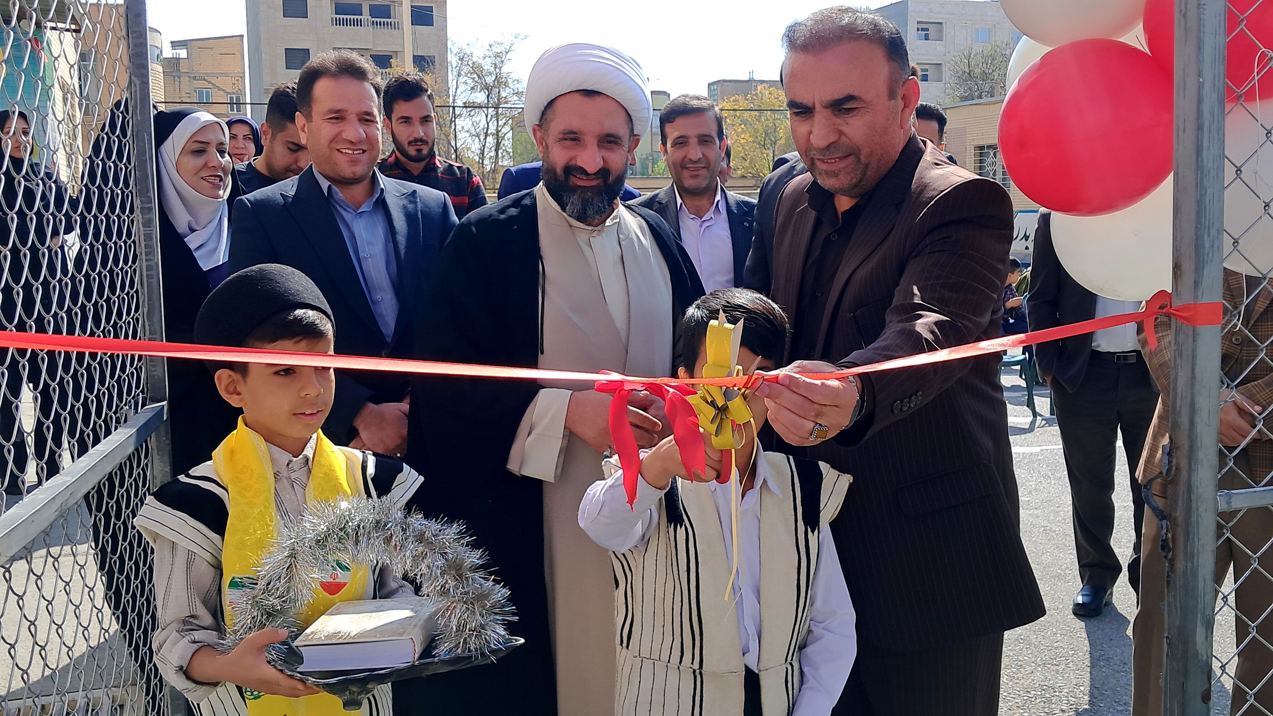 افزایش شور و نشاط دانش‌آموزان با افتتاح زمین چمن جدید دبستان امید و نوید فارسان