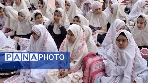مراسم افطاری در دبستان دخترانه شهید باهنر با حضور دانش‌آموزان و اولیاء