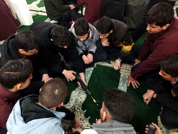 کلاس عملی  آمادگی دفاعی در دبیرستان نمونه آیت الله خامنه ای 