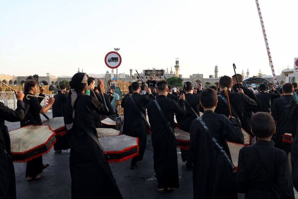 رود اشک و عشق در مسیر حرم همزمان با شکوه عزاداری هیئات‌ در خیابان‌های مشهد