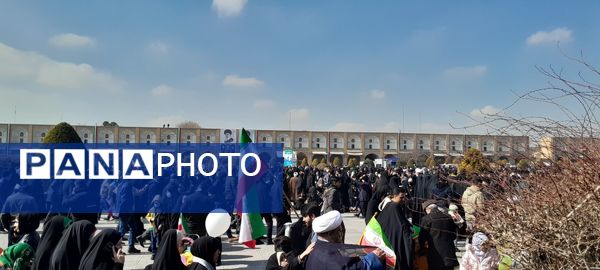 حضور پرشور مردم اصفهانی در راهپیمایی ۲۲بهمن 