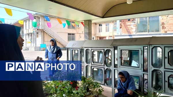 قدم‌های کوچک برخاک بزرگ