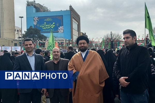 حضور اقشار مختلف مردم شهرری در راهپیمایی ۲۲ بهمن