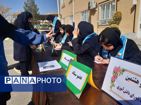 انتخابات شورای دانش آموزی در دبیرستان وکیلی ۹