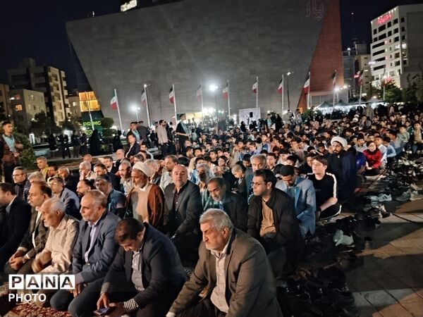 نماز جماعت بزرگ دانش‌آموزان مشهدی همزمان با اجلاس سراسری نماز 