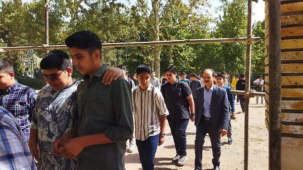 ادای احترام دانش آموزان پایه دهم  دبیرستان شاهد ابوذر غفاری به مقام شامخ شهدا
