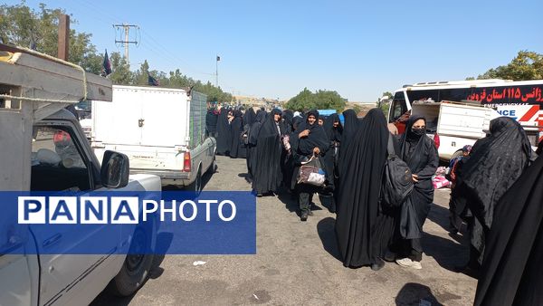 حضور زائران پیاده در جاده غدیر مشهد به نیشابور