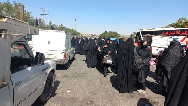 حضور زائران پیاده در جاده غدیر مشهد به نیشابور