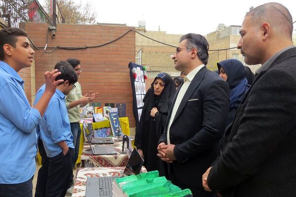 مراسم هفته پژوهش در دبیرستان بانو عفت آهنگری شهرری