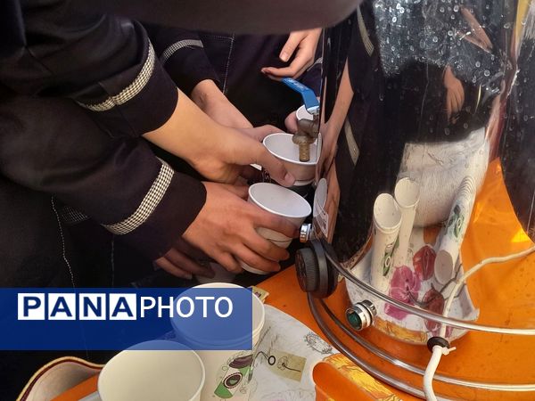 برپایی چایخانه به مناسبت میلاد امام عصر(عج)در دبیرستان نمونه وکیلی ۱۰