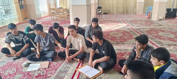 مراسم معنوی اعتکاف دانش‌آموزان پسر ابرکوهی در مسجد چهارده معصوم 