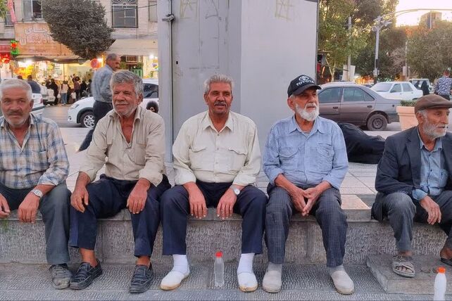 سالمندان در تجمعات حماسی نجف‌آباد؛ روایتگر تجربه‌های زندگی