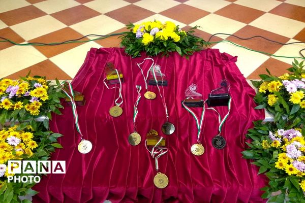 پژوهشگران نوجوان پیشوا روی سکوی افتخار