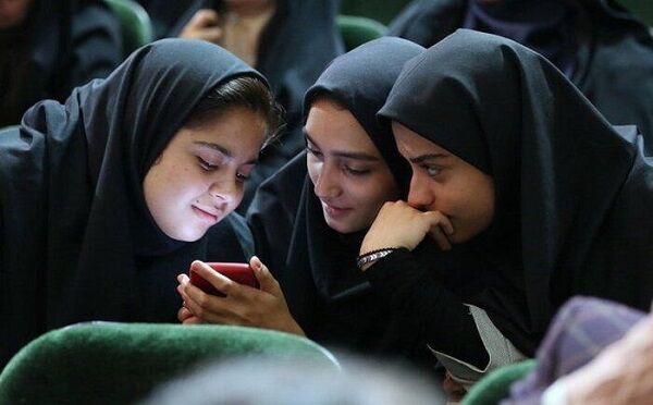 جذابیت شبکه‌های اجتماعی دانش‌آموزان را از منابع اصلی درس غافل می‌کند